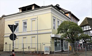 Am Tag danach: Das Haus in Höxter, in dessen Dachgeschoss am Mittwochabend ein großes Feuer gewütet hatte, ist abgesperrt. Denn es gilt als einsturzgefährdet. - Simone Flörke