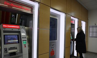 Die Sparkasse Bad Oeynhausen - Porta Westfalica will ab dem 26. April auch den Zugang zu ihren Geldautomaten in der Hauptstelle an der Portastraße nachts schließen. - Jörg Stuke