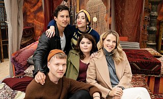 Von ihren Eltern vor 15 Jahren als missmutige Teenager zur Gruppentherapie verdonnert, hält die Clique aus Nola (Sophie Passmann), Mads (Tim Oliver Schultz), Hennie (Leonie Brill), Tia (Zeynep Bozbay) und Hugo (Antonije Stankovic) noch heute in allen Höhen und Tiefen des Lebens zusammen. - Amazon