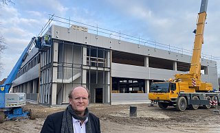 Lehrfabrik-Geschäftsführer Markus Kamann vor dem Rohbau auf dem ehemaligen Sportplatz. - Dirk Windmöller