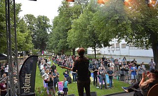 So war es im Sommer 2020: Beim Auftritt der "Kapelle Petra" im Neuhäuser Schlosspark unter Corona-Bedingungen wird gejubelt, gewunken und geklatscht. - Julia Stratmann