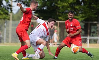 Die Theesener Timo Niermann (l.) und Kalo Önen (r.) wollen am Sonntag den FC Kaunitz einkesseln. - Peter Unger