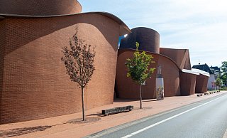 Ein Großteil der Bäume vor der Martafront sind abgestorben und wurden bereits entfernt. Im Gegensatz zu früheren Jahren sollen sie auch nicht wieder ersetzt werden. - Ralf Bittner