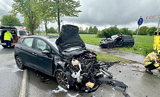 Beim Zusammenstoß von zwei Autos an der Kreuzung Kreuzweg/Lindenweg bei Bad Lippspringe wurden fünf Menschen verletzt, vier von ihnen schwer. - Ralph Meyer