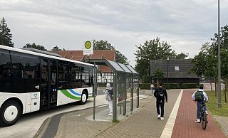 Am Tag nach der Messerattacke ist am Tatort am Busbahnhof wieder der Alltag eingekehrt. - Burkhard Hoeltzenbein