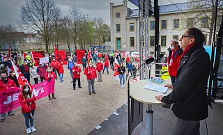 „Solidarität ist Zukunft" war das Motto der Maikundgebung im Ravensberger Park - hier spricht Andreas Keller (GEW). - Sarah Jonek Fotografie