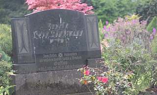 Das Grabstein mit dem Hakenkreuz steht noch auf dem Friedhof in Hunnebrock. - Florian Weyand