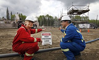 Die damalige NRW-Ministerpräsidentin Hannelore Kraft (SPD) ließ sich 2013 in Kanada eine Fracking-Bohrsteller erklären. - Verwendung weltweit, usage worldwide