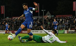 Güterslohs Allan Firmino Dantas geht gegen Schalke-Kapitän Danny Latza beherzt zur Sache. - Marina Brüninig