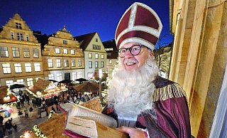 Die offizielle Eröffnung des Weihnachtsmarktes durch den Nikolaus alias Karsten Ahrnke musste in diesem Jahr ohne Oberbürgermeister Pit Clausen stattfinden. - Barbara Franke
