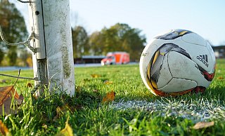 In der Landesliga verschluckte ein Spieler am Wochenende seine Zunge. Der Schiedsrichter brach die Partie ab. - Symbolfoto/ Christian Geisler