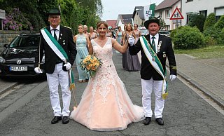 Frank und Marion Wolf schritten in Begleitung von Königsoffizier Ludwig Günter die Harther Paradestrecke ab. - Johannes Büttner
