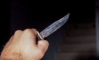 Als der Unbekannte den Mann umarmen wollte, zog er ein Messer und stach zu. - Symbolfoto: picture alliance / Fotostand
