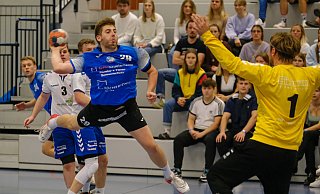 Brakes Rene Lorge schaut TuS-97-Keeper Pascal Welge aus und erzielt eines seiner vier Tore. - Foto: Andreas Zobe/NW