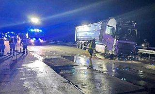 Zunächst war die Zugmaschine durch ein Metallteil beschädigt worden, dann prallt der Lkw in die Leitplanke. - Feuerwehr Büren