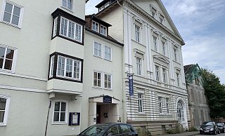 Die Fassade des ehemaligen Dohm-Hotels sowie das angrenzende Carl-Severing-Haus (rechts) stehen unter Denkmalschutz. - Natalie Gottwald