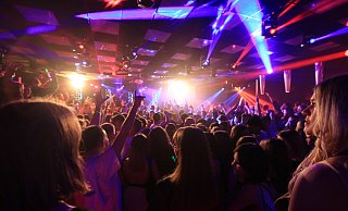 Ohne Maske und Abstand - die jungen Menschen feierten ausgelassen in der Großraumdisco. - Louisa Rabeneick