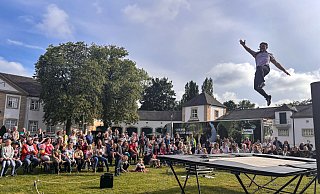 Hoch hinaus im Neuhäuser Schlosspark: Back2Classics begeistert das Publikum bei der Pader-Kultour. - Julia Spiekerkötter