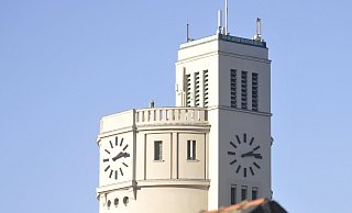 Der Windelsche Wasserturm mit der großen Uhr ist das Wahrzeichen des Stadtbezirks Senne. - Christian Weische