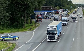 Die vielen Lkw auf der Autobahn A2 bei Gütersloh erfordern auch eine entsprechende Anzahl an Parkplätzen, damit die Fahrer ihre Ruhepausen einhalten können. Auf der Tank-und-Rast-Anlage Gütersloh Süd soll im Jahr 2030 die bauliche Umsetzung von 55 neuen Stellplätzen erfolgen. - Christian Bröder