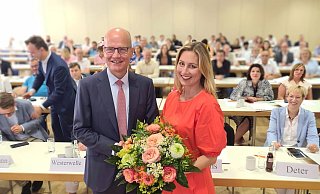 Ralph Brinkhaus gratuliert Verena Mertens zur erfolgreichen Wahl. - OWL-CDU