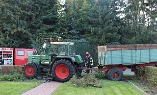 Das Traktor-Gespann walzte eine Hecke nieder. Foto: Polizei Minden-Lübbecke - Simon Schulz