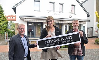 Bürgermeister Thomas Meyer (v. l.), Alexandra Friebe, und Diedrich Weber freuen sich, dass bald ein neues Geschäft ins ehemalige "Cadena" einzieht. - Mareike Patock