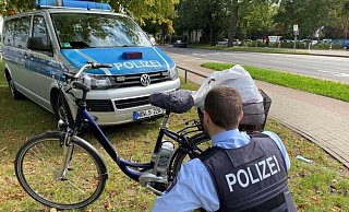 Ein geklautes Pedelec und drei weitere gestohlene Räder findet die Polizei dank GPS-Tracking in einer Mindener Garage. - Polizei Minden-Lübbecke