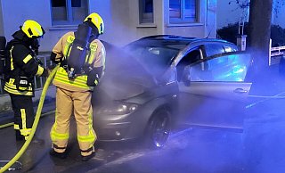 Ein Auto vor einer Pizzeria an der Niederbecksener Straße hat am Freitagabend gebrannt. - Feuerwehr Bad Oeynhausen