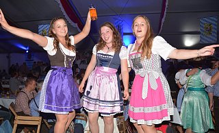 Ausgelassene zünftige Stimmung beim vergangenen Oktoberfest in Höxter-Lüchtringen: Die meisten Besucherinnen und Besucher erscheinen im Dirndl oder in Lederhosen. - Thomas Kube