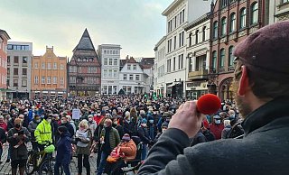 Die Teilnehmer bildeten eine Menschenkette in Minden. - Minden gegen Rechts