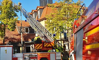 Rund 40 Einsatzkräfte, darunter die Freiwillige Feuerwehr Warburg mit der Drehleiter, waren am Mittwoch gegen 16.30 Uhr am Paderborner Tor. - Simone Flörke