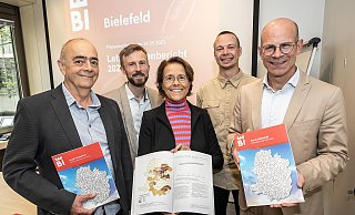 Werner Wörmann (v.l.), Jakob Bergen, Silke Aron, Felix Heckersdorf und Ingo Nürnberger stellten den aktuellen „Lebenslagenbericht“ der Stadt Bielefeld vor. - Jörg Dieckmann - www.dieckmann-fotodesign.de