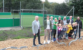 Einige Kinder waren bei der offiziellen Eröffnung der Calisthenics-Anlage und des Kleinspielfelds dabei und auch KSB-Präsident Diethelm Krause (v. l.), Bürgermeisterin Ute Dülfer, Stefan Kappius, Rüdiger Düchting und Thomas Münstermann (alle Vorstand USC Altenautal) sowie SPD-Ratsherr Anton Renneke und Ortsvorsteher Thorsten Granitza. - Uwe Müller