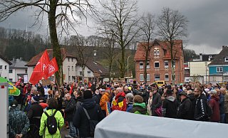 Trotz des widrigen Wetters nahmen zahlreiche Menschen an der Gegenveranstaltung teil. - Lennart Schlütz