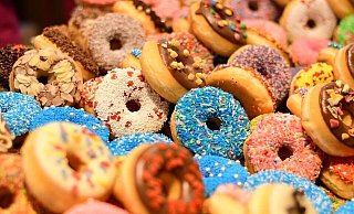 Die bunten Krapfen mit dem Loch in der Mitte gibt es seit April 2021 auch in Gütersloh bei "Royal Donuts" zu kaufen. Aktuell ist der Laden jedoch geschlossen. - Symbolfoto: Pixabay Die bunten Krapfen mit dem Loch in der Mitte gibt es seit April 2021 auch in Gütersloh bei "Royal Donuts" zu kaufen. Aktuell ist der Laden jedoch geschlossen. - Symbolfoto: Pixabay