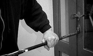 Die Täter drangen in das Haus der Bielefelder ein und verletzten beide schwer. - Symbolfoto: picture alliance / imageBROKER