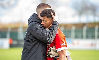 Glück und Pech zwischen den Pfosten: Leon Tigges (l.) und der junge Leon-Oumar Wechsel. - Joel Beinke