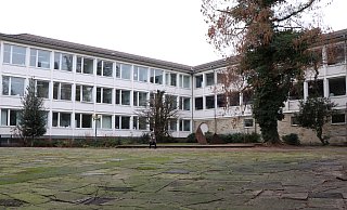 Die Stadtverwaltung, hier der Standort am Abdinghof, ist einer der großen Arbeitgeber mit weit mehr als 2.000 Beschäftigten. - Holger Kosbab
