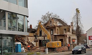 Das Eckhaus Hansastraße/Waltgeristraße wird in dieyser Woche abgerissen. - Frank-Michael Kiel-Steinkamp