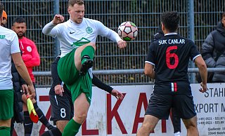 Oldentrups Torschütze Artur Gross (l.) setzt sich gegen Emran Bingöl vom SuK Canlar II erfolgreich in Szene. - Andreas Zobe