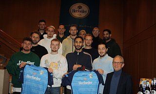 Die Zuversicht ist groß: Co-Trainer Felix Langkamp (hinten v. l.), Trainer Stephan Eggert, Teammanagerin Milena Scherf und Bruno Obens vom SC Herford sowie Peter Lohmeyer (r.), Marketing-Leiter der Herforder Brauerei, begrüßten die Zugänge Phillip Seidel (v. l.), Alexander Schnittcher, Fabian Golz, Julian Czaja, Nino vom Hofe, Ulas Duran, Calvin König, Oguz Peker und Orkun Tosun. - Thomas Vogelsang