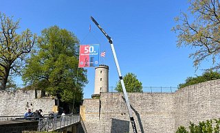 22 Meter hoch hat Eugen Penner seinen Dachdecker-Kran ausgefahren, um die Hermannslauf-Fahne richtig zu positionieren. - Charlotte Mahncke