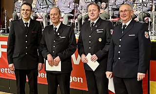 Kreisbrandmeister Stephan Reckhaus (v. l.) dankt der scheidenden Wehrführung mit Michael Heck, Michael Alewelt und Gerd Nolte für die vorbildliche Arbeit in den vergangenen zwölf Jahren. - Feuerwehr Bad LIppspringe