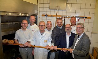 Andre Bielemeier (v. l.), Daniel Henke, Bernhard Engel, Ansgar Krawinkel, Benedikt Goeken, Gerald Studzinsky, Matthias Goeken und Christian Haase ziehen an einem Strang. - Thomas Kube