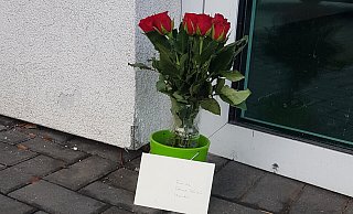 Blumen und ein Brief lagen am Dienstag vor der Polizeiwache in Löhne. Es war eine Anteilnahme an den getöteten Polizisten in Rheinland-Pfalz. - Polizei