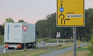 Falsch beschildert? Zum Hermes-Logistikzentrum geht's geradeaus, kritisiert die Bürgerinitiative. - Ulf Hanke