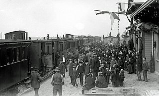 Bei der Einweihungsfeier am 30. September 1899 strömten die Menschen zum neuen Bahnhof Rahden, um den Eröffnungszug zu begrüßen. - Stadtarchiv Rahden / Sammlung Tielbürger Bei der Einweihungsfeier am 30. September 1899 strömten die Menschen zum neuen Bahnhof Rahden, um den Eröffnungszug zu begrüßen. - Stadtarchiv Rahden / Sammlung Tielbürger