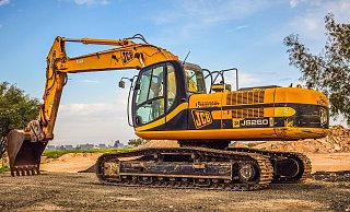 Aus einer Baumaschine pumpen die Diebe mehrere Kanister Diesel ab. - (Symbolbild) Pixabay