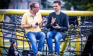 Hoch hinaus auf dem Kesselbrink: Dominic Hallau, Fraktionschef der Bielefelder Grünen (r.), im Gespräch mit NW-Redakteuer Stefan Brams. - Sarah Jonek Fotografie